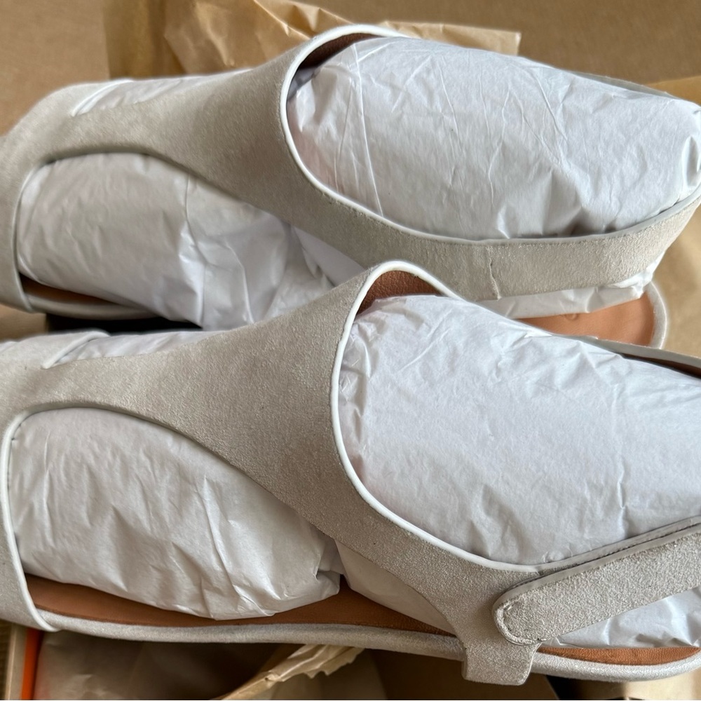 Gentle Souls!Brand New! Cream T Suede Sandals